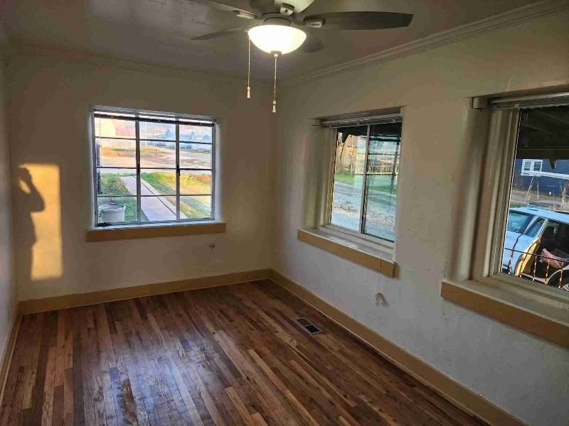 1108 7th St - Photo 4 of 8