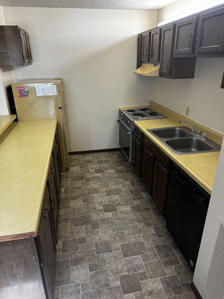 100 Plains St - Photo 2 of 4