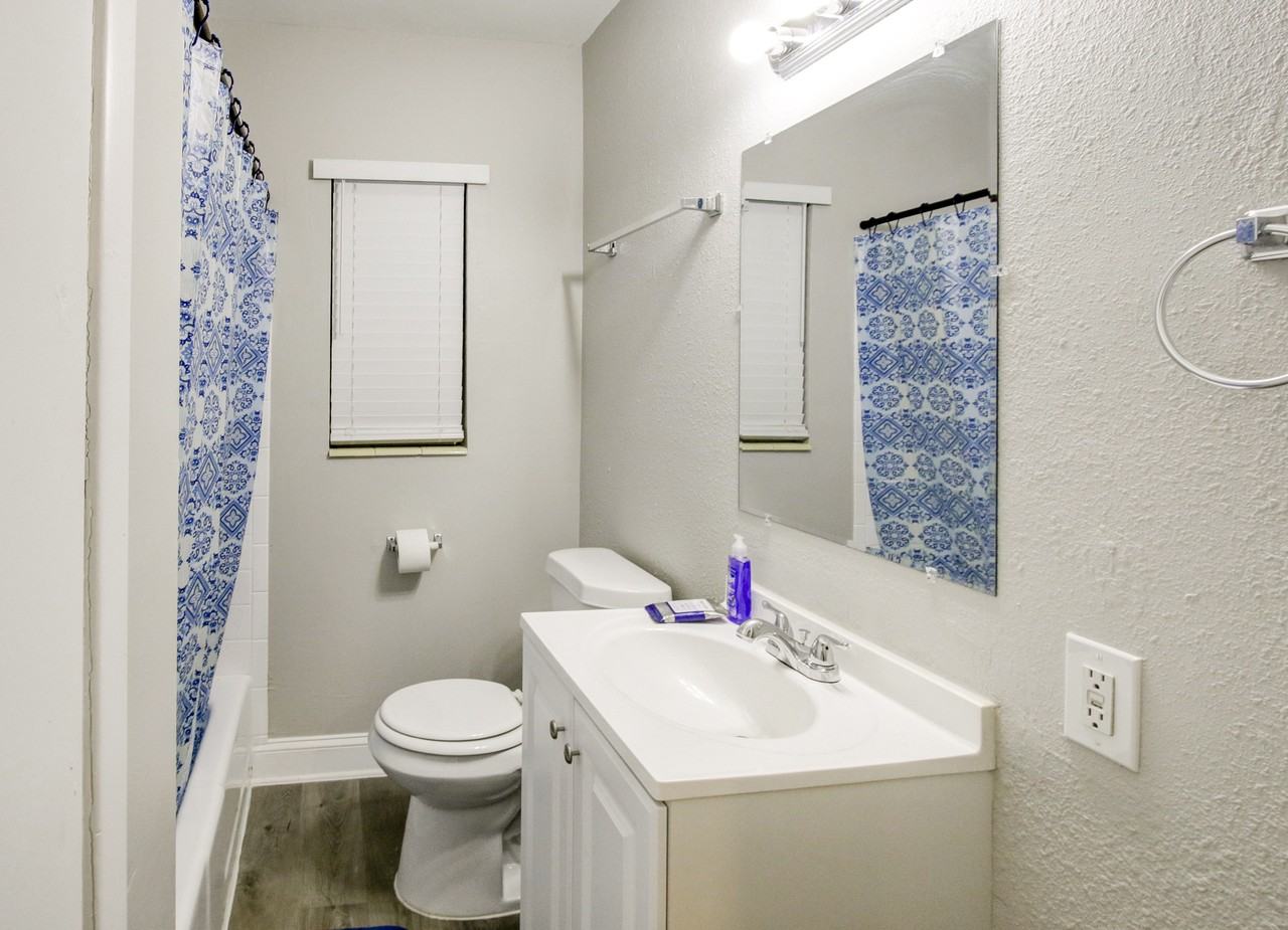 E Mcberry St - Photo 2 of 9