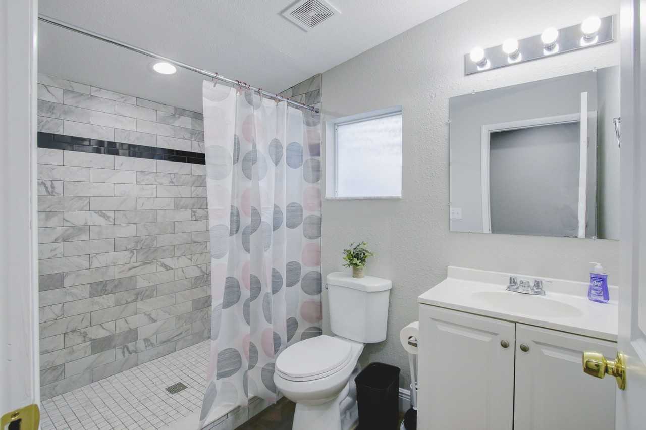 E Mcberry St - Photo 4 of 9