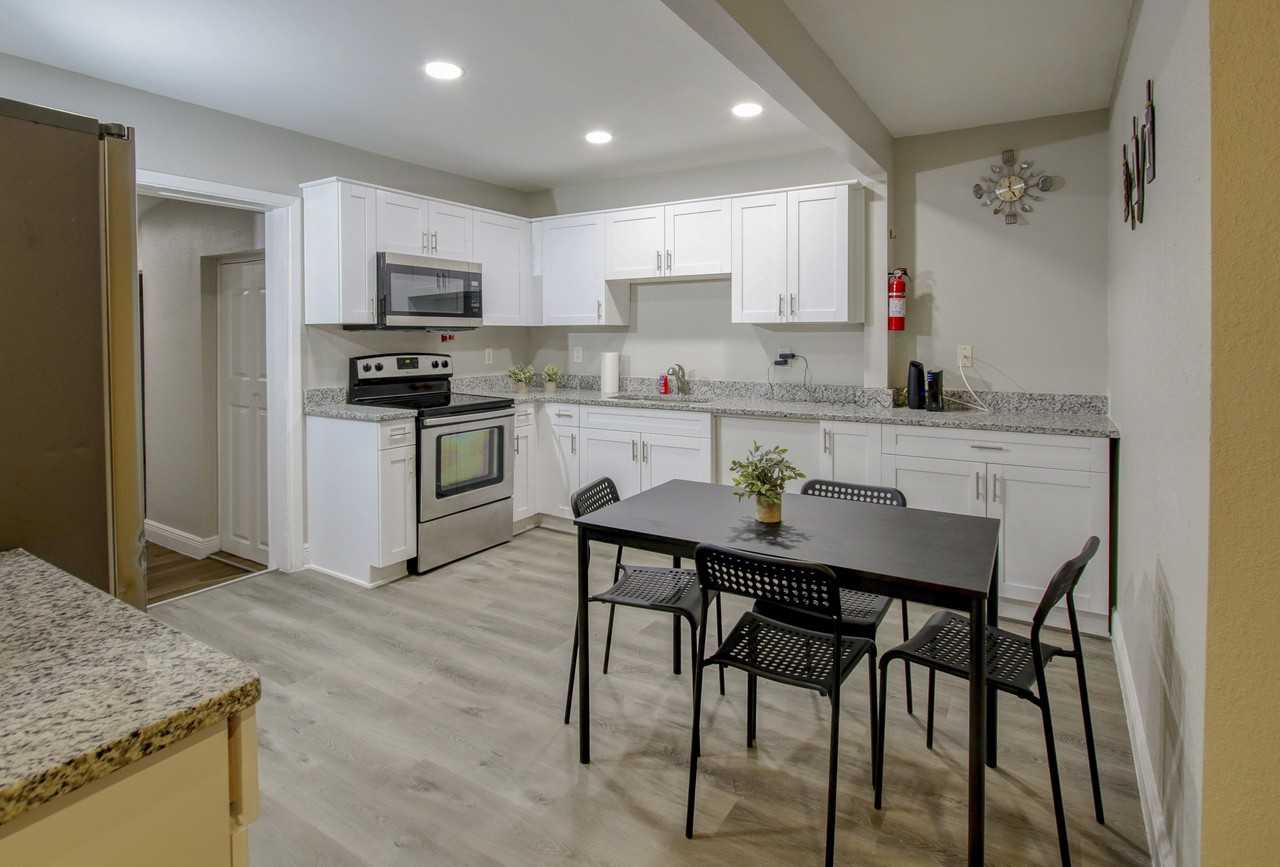 E Mcberry St - Photo 7 of 9