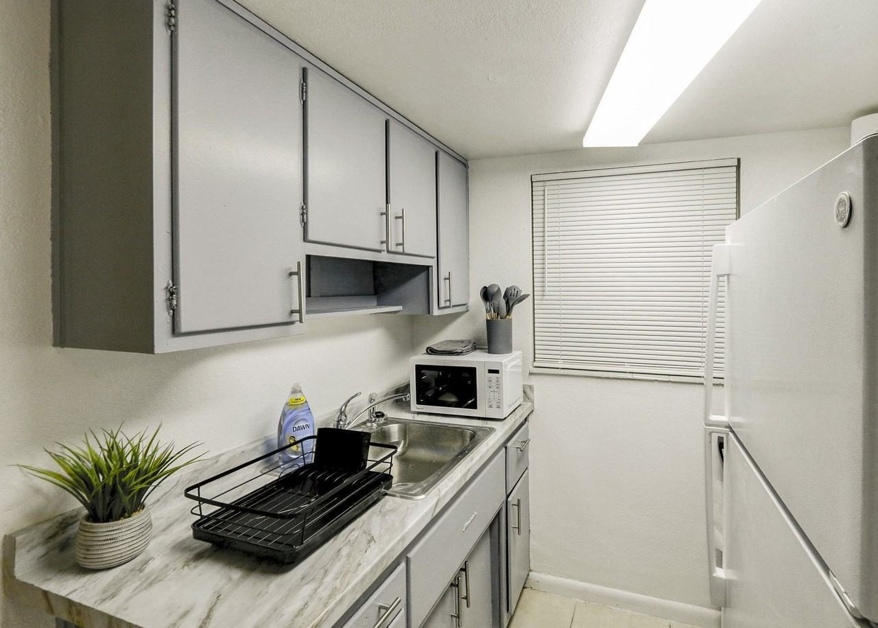 E Emma St - Photo 3 of 13