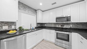 featured image of N Oakleaf Ave