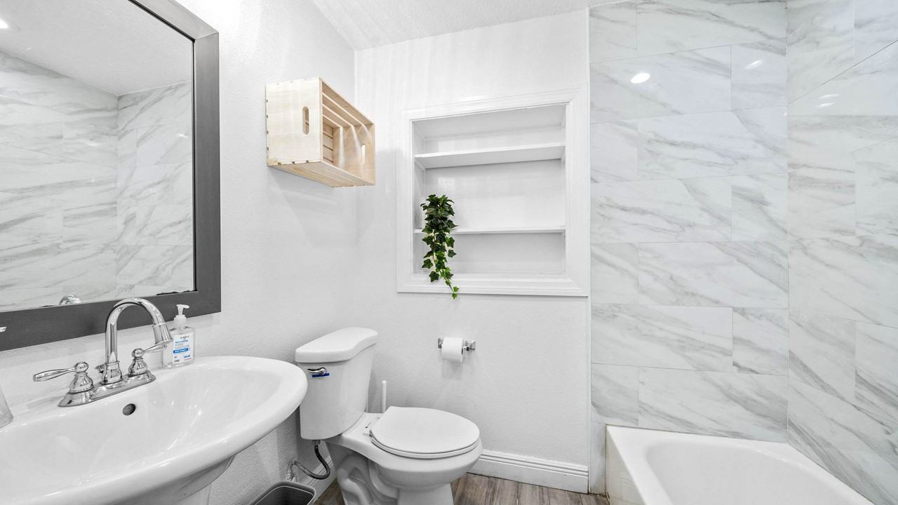 N Oakleaf Ave - Photo 2 of 7