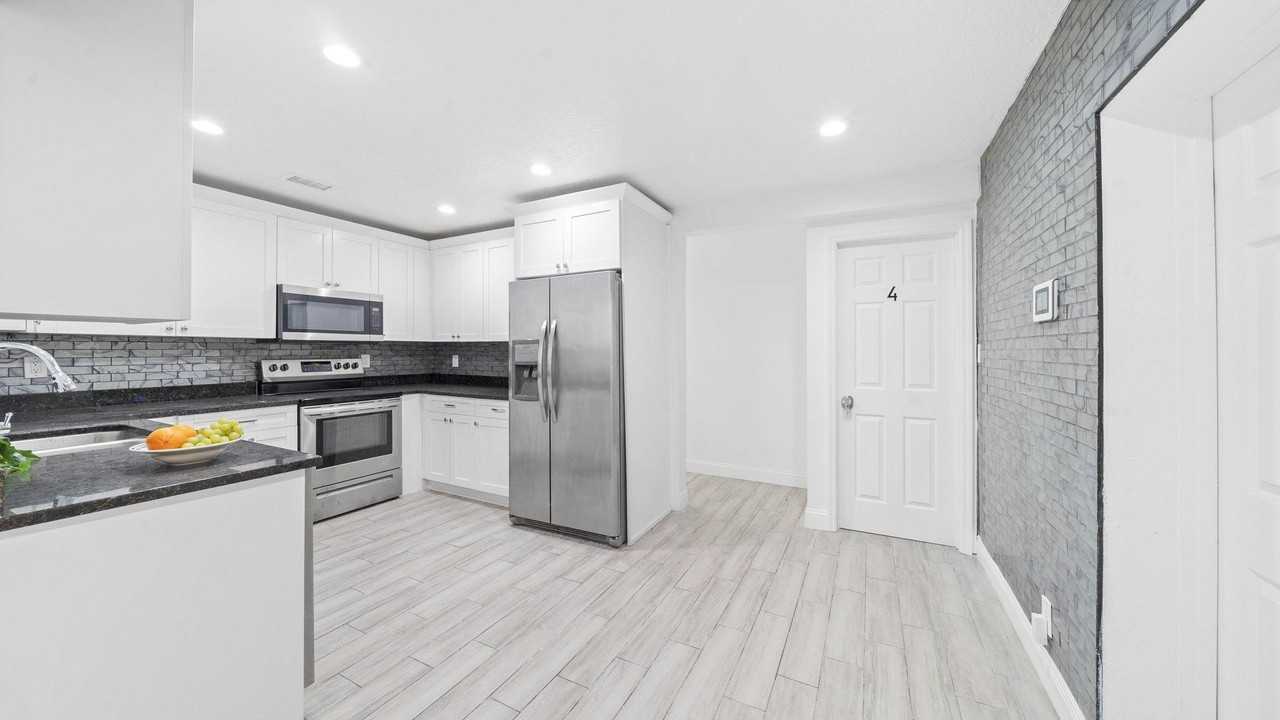 N Oakleaf Ave - Photo 3 of 7