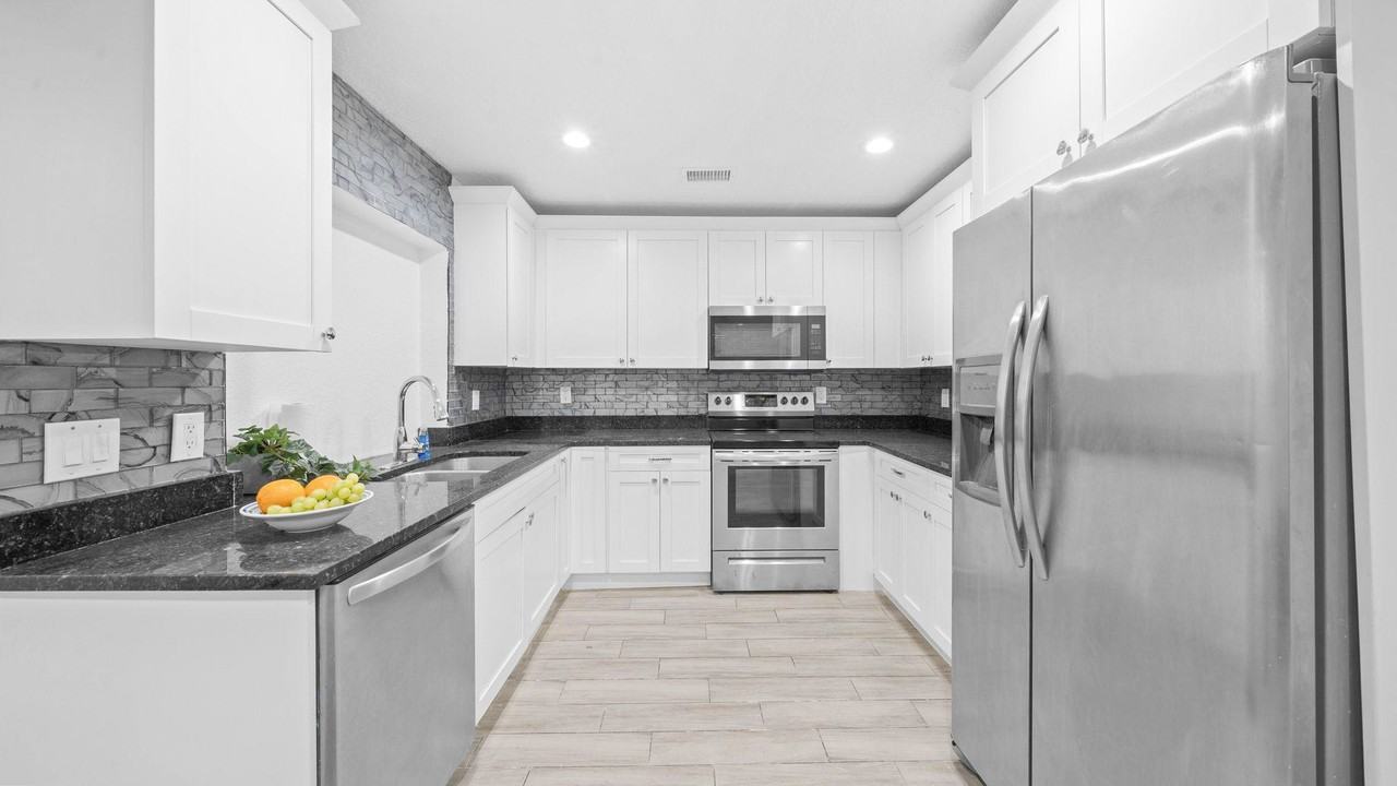 N Oakleaf Ave - Photo 5 of 7