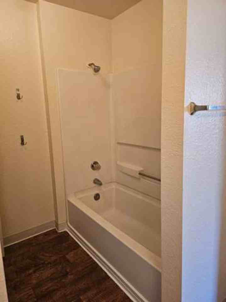 Beautiful 1 bedroom apartment - Photo 2 of 6