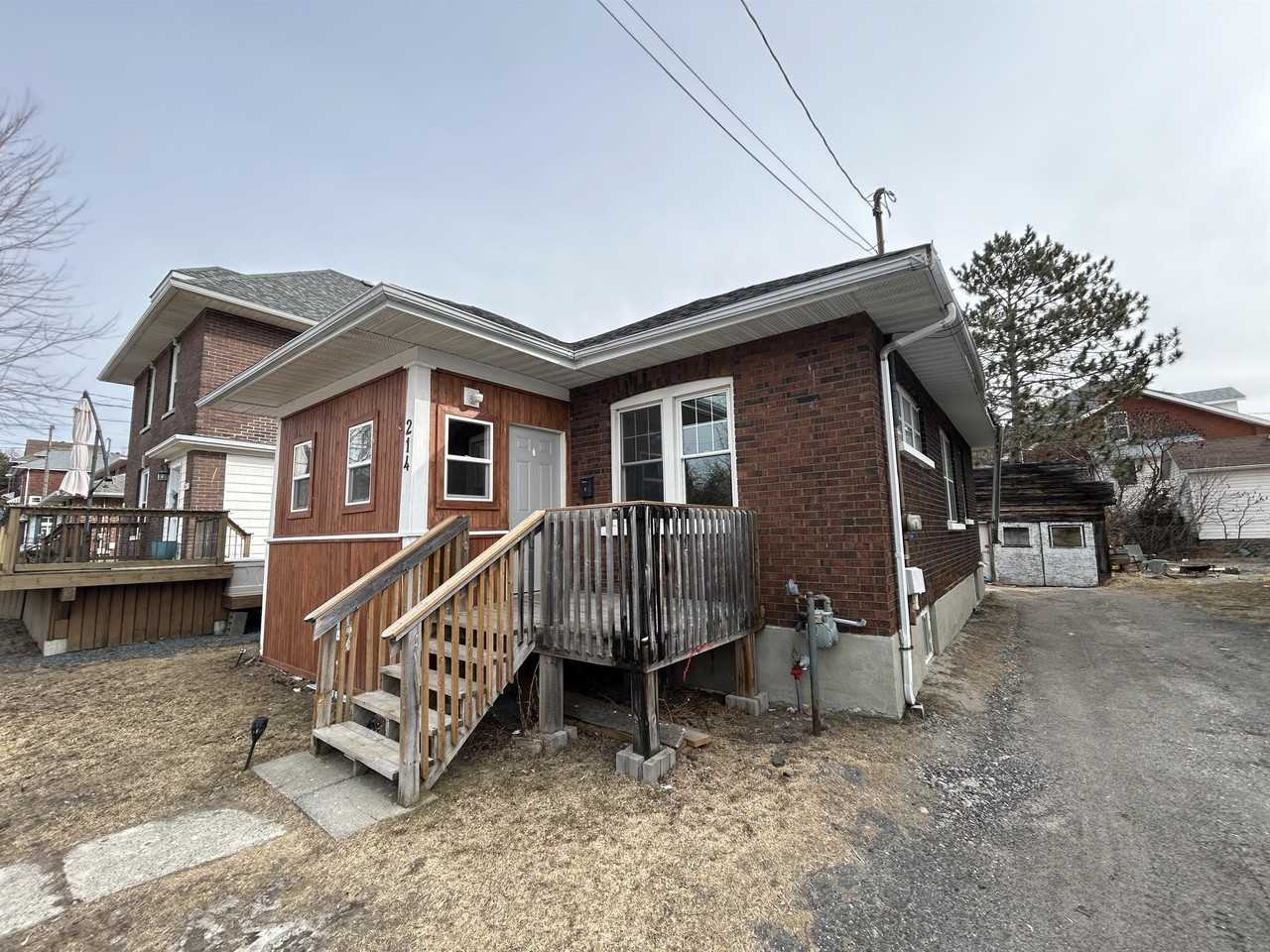 214 College St - Photo 2 of 15