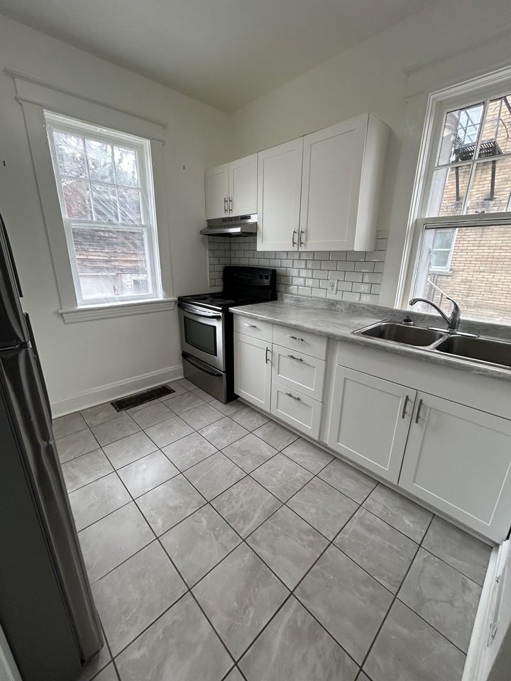 214 College St - Photo 3 of 15