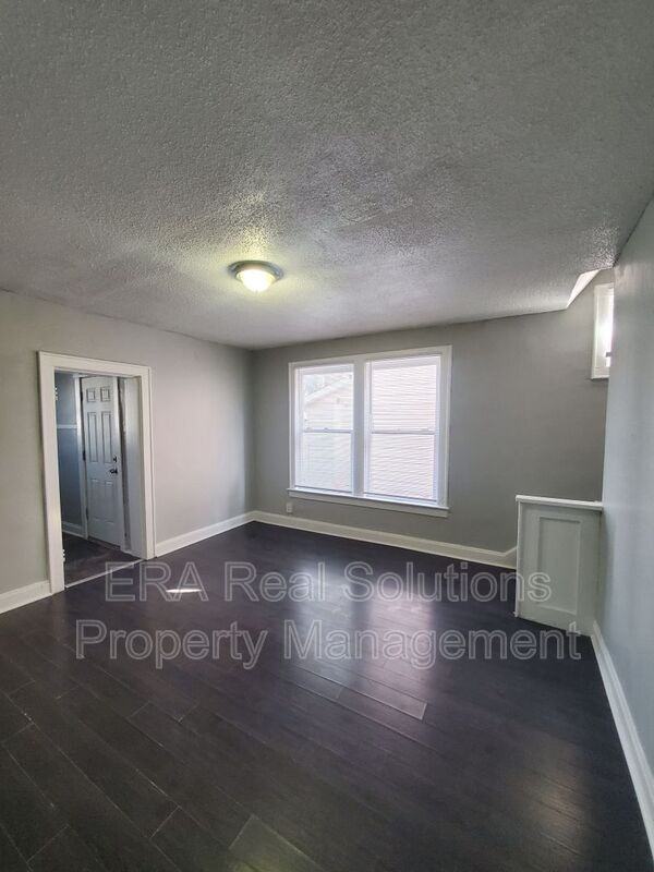 40 S Oakley Ave - Photo 3 of 14