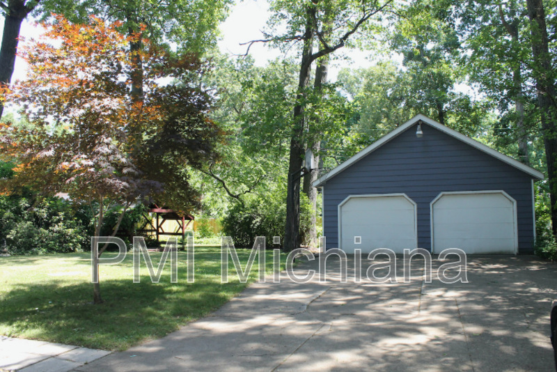 52554 Kenilworth Rd - Photo 3 of 27