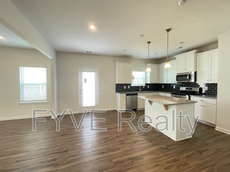 300 Knights Ct - Photo 3 of 46