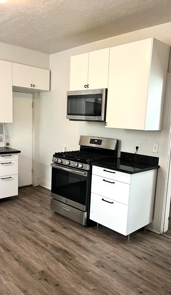 807 20th St - Photo 2 of 23