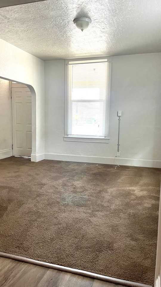 807 20th St - Photo 3 of 23