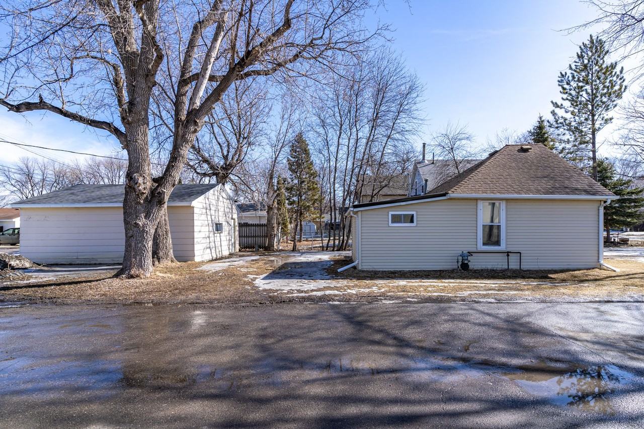 1214 5th Ave N - Photo 2 of 23