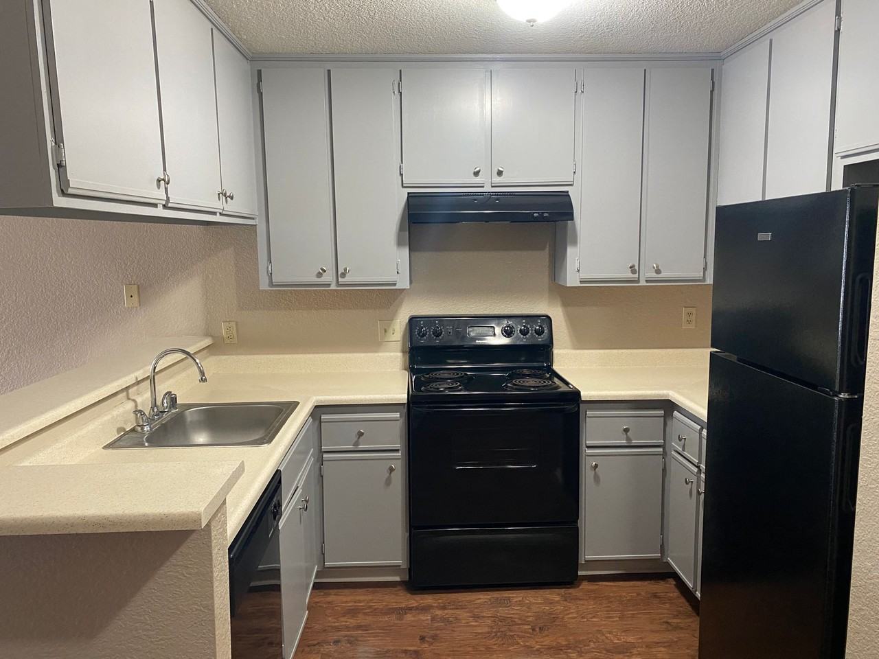 Camino Woods charming apartments 1/2 off 1st month rent - Photo 4 of 16