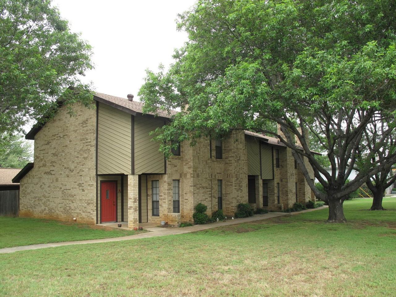 900 Kilkenny Ct Apt D - Photo 2 of 8