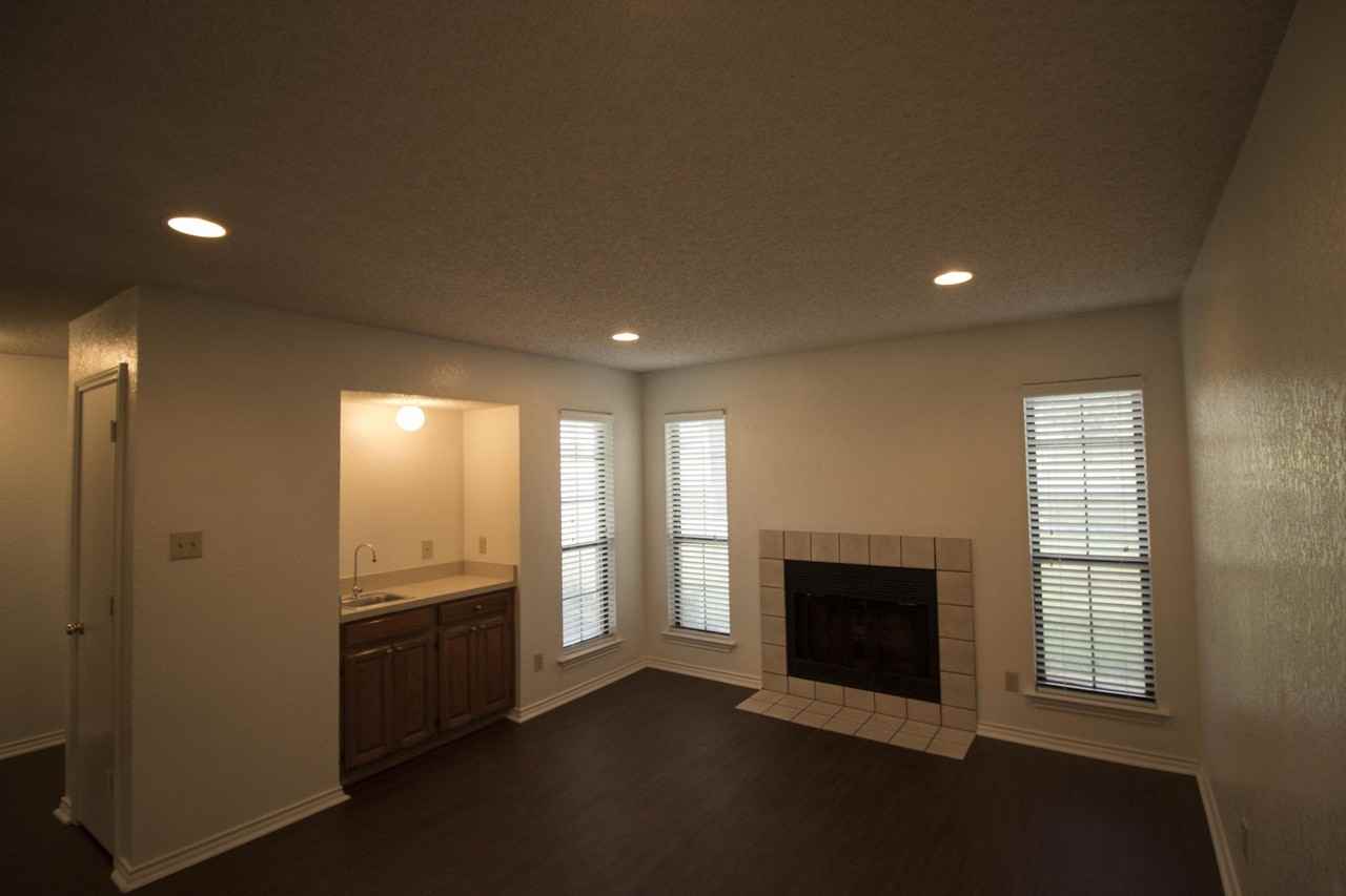 900 Kilkenny Ct Apt D - Photo 5 of 8