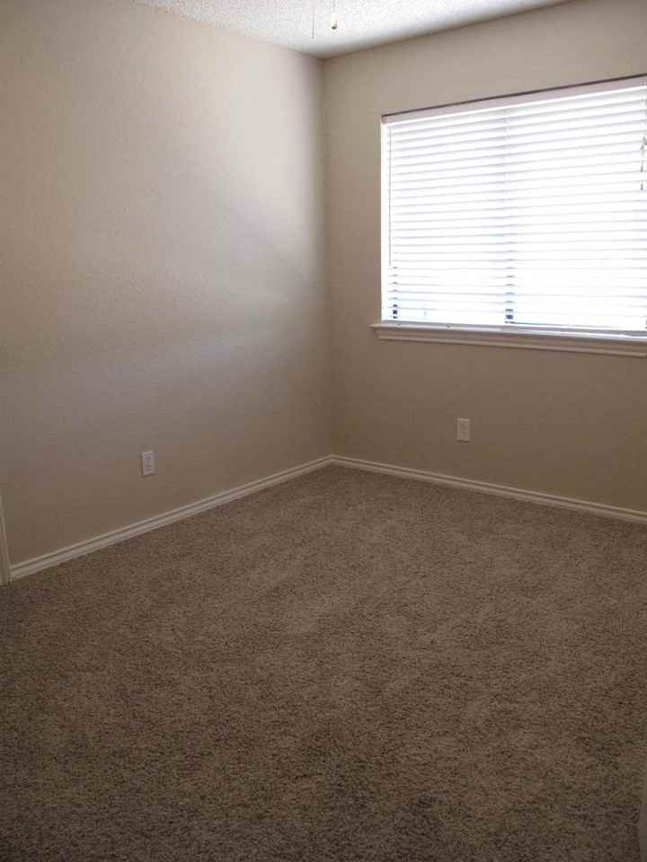 900 Kilkenny Ct Apt D - Photo 7 of 8