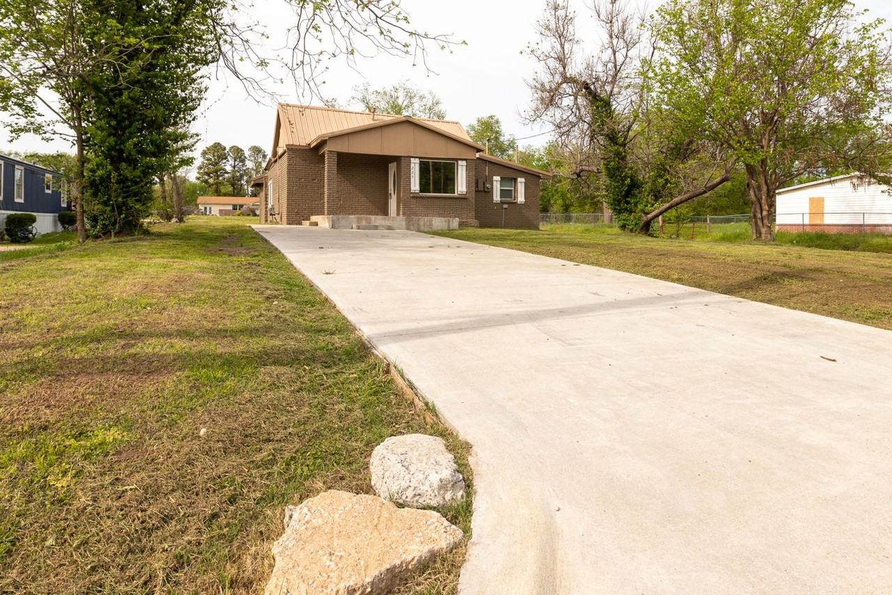 225 E Redwood St - Photo 2 of 34