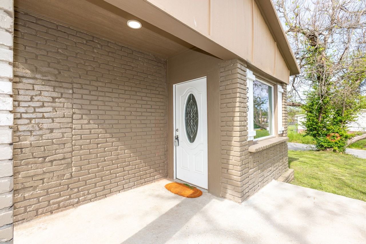 225 E Redwood St - Photo 4 of 34