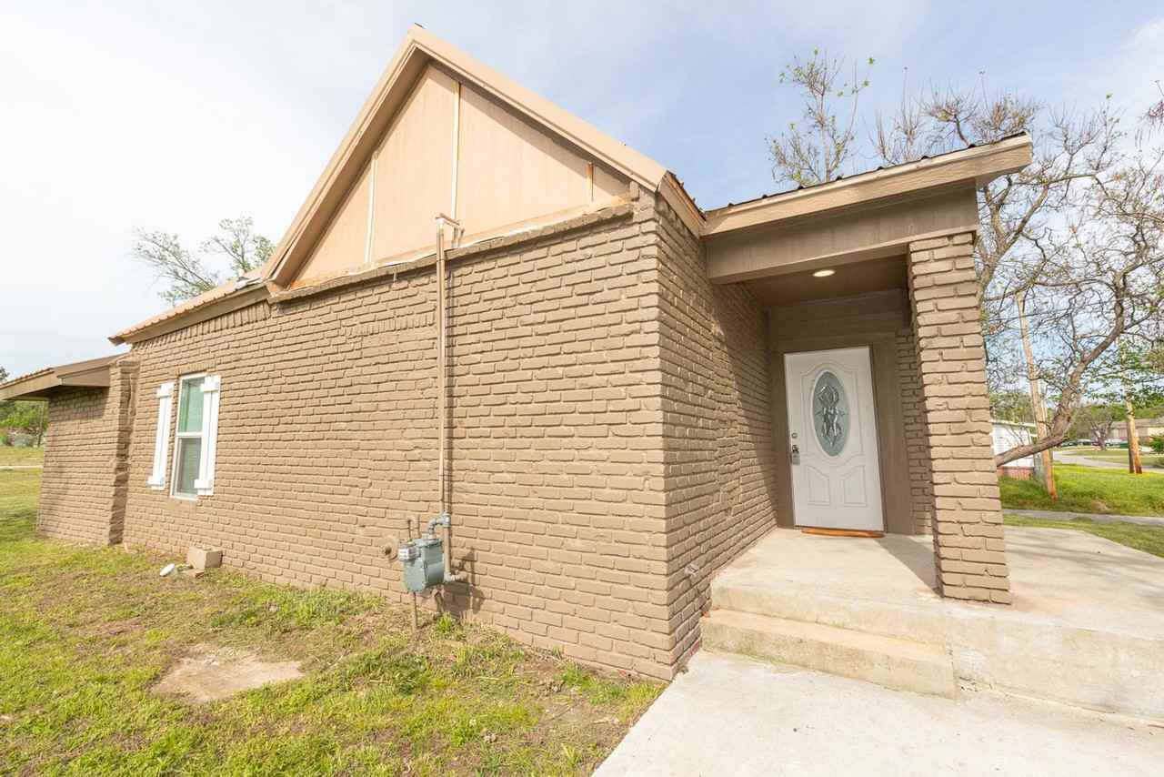 225 E Redwood St - Photo 6 of 34