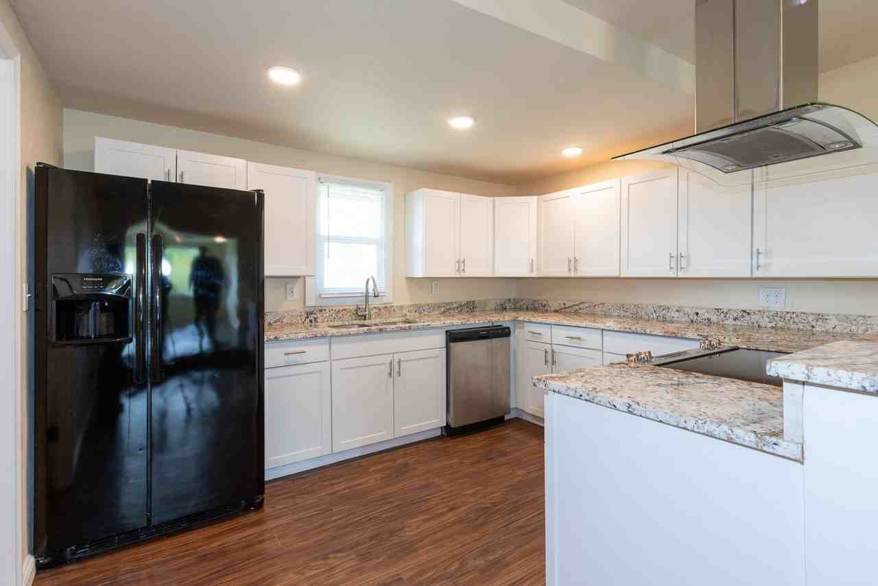 225 E Redwood St - Photo 7 of 34