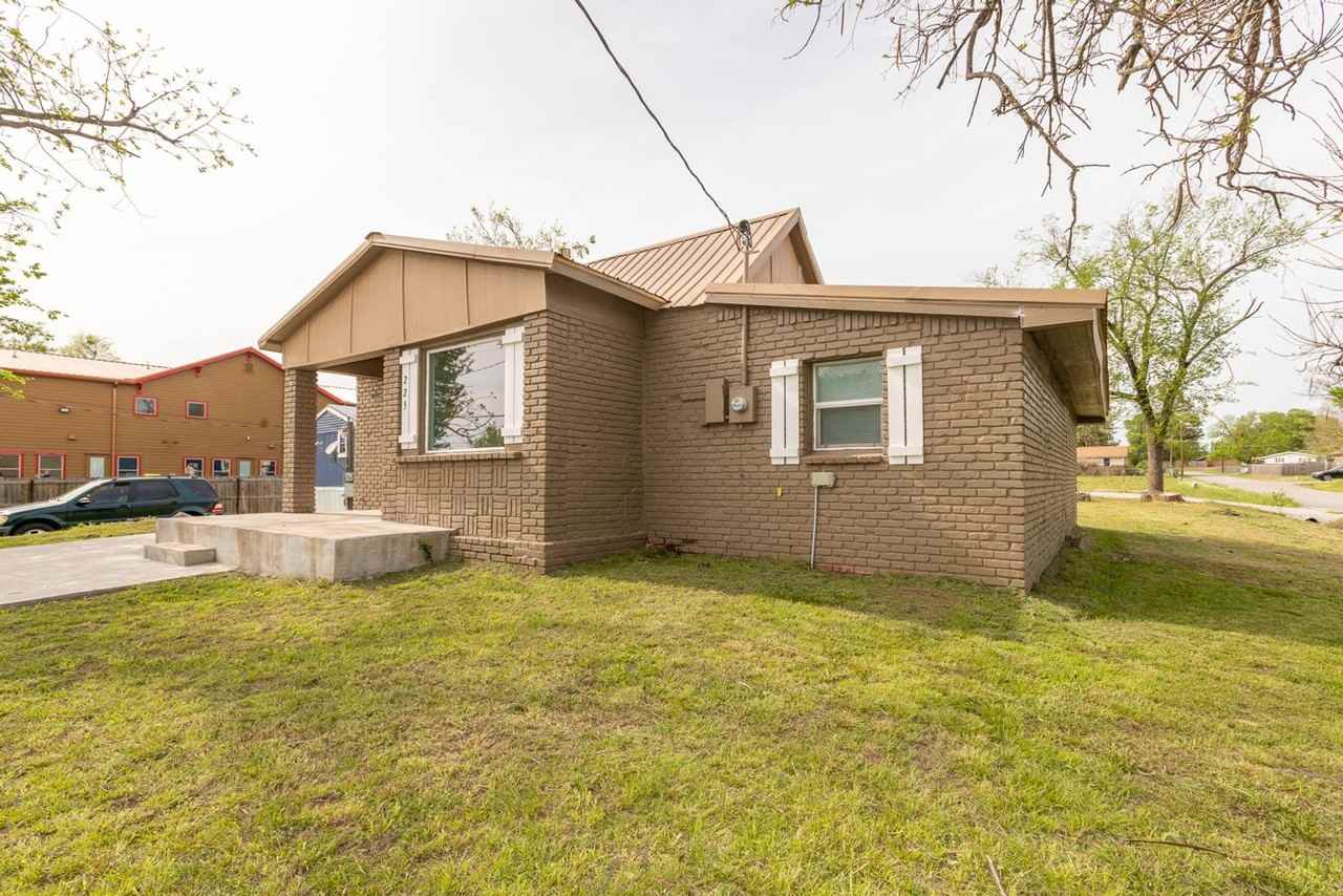 225 E Redwood St - Photo 5 of 34