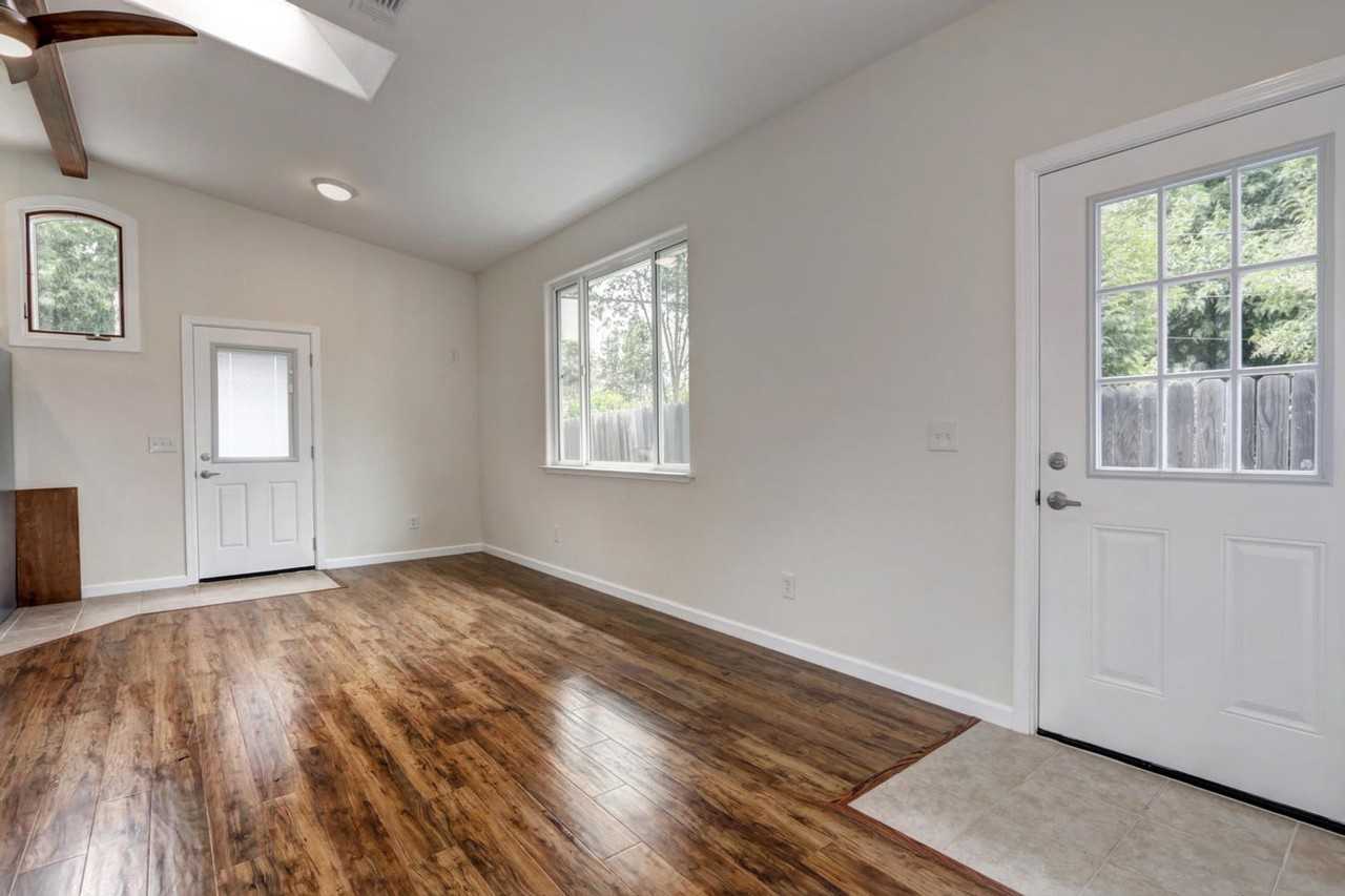 2424 Burgundy Way - Photo 4 of 28