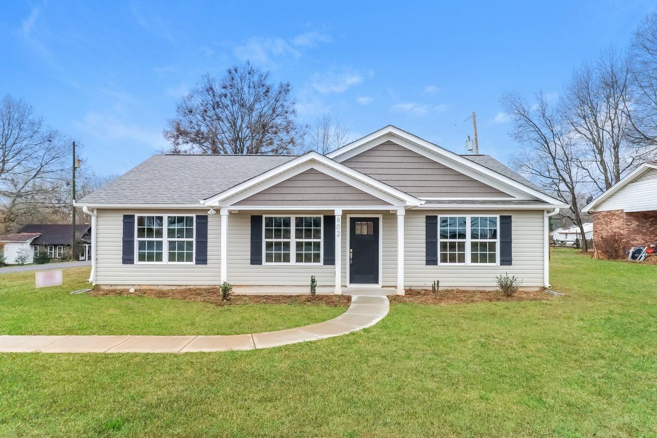 802 Self St - Photo 2 of 17