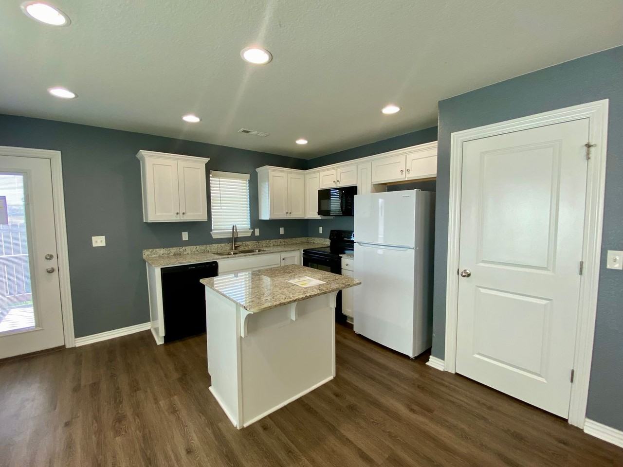 1660 Gallant Fox Ln - Photo 6 of 31