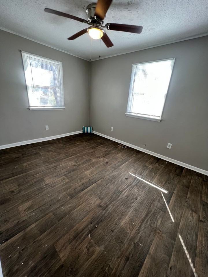 2725 Mary Ave - Photo 2 of 9
