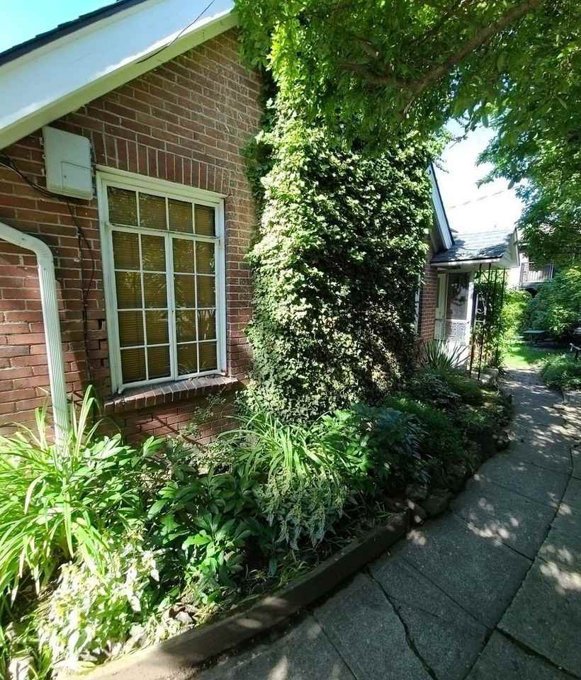 607 S Monroe St - Photo 2 of 9