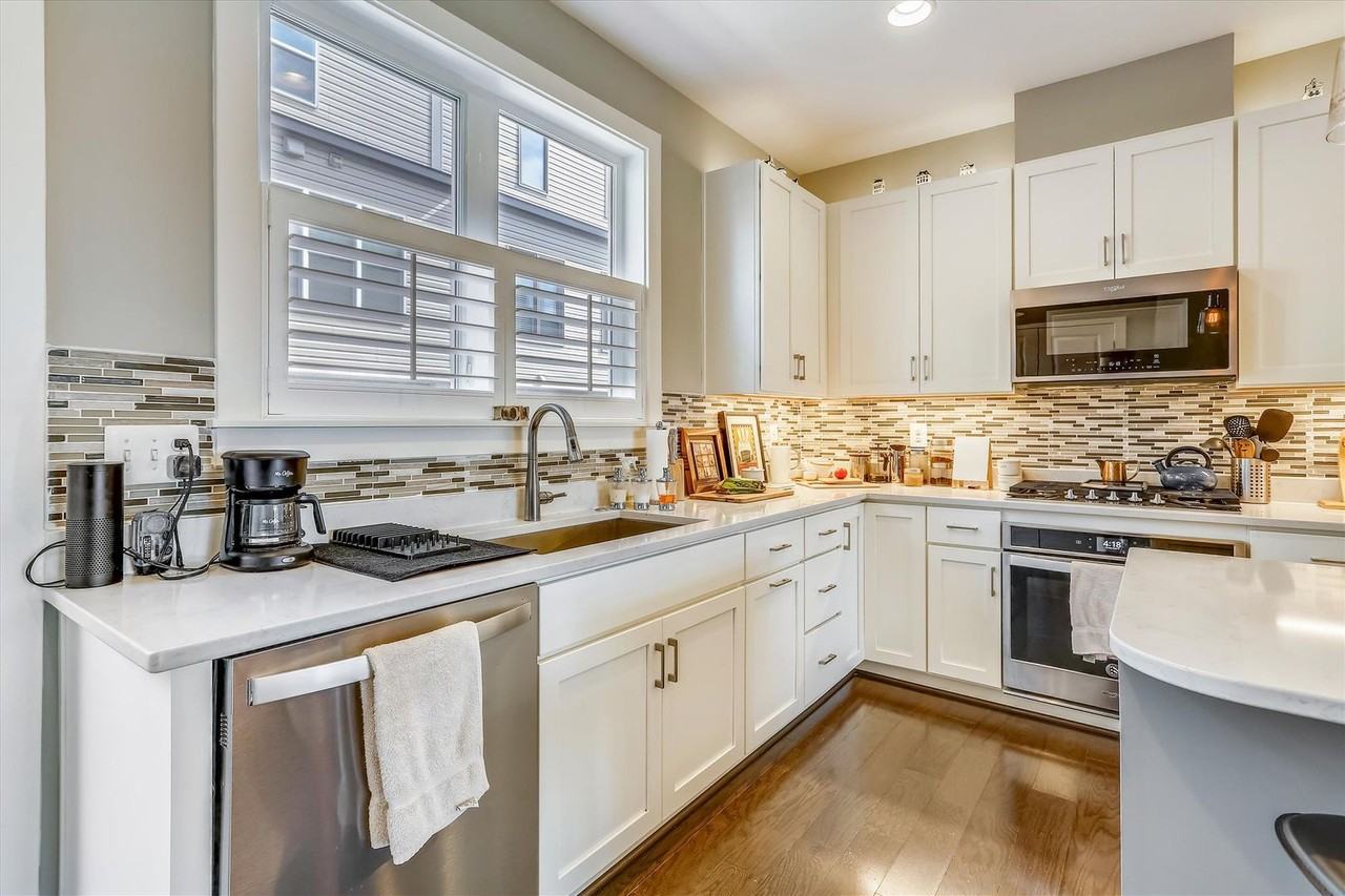 8052 Red Hook St - Photo 6 of 50