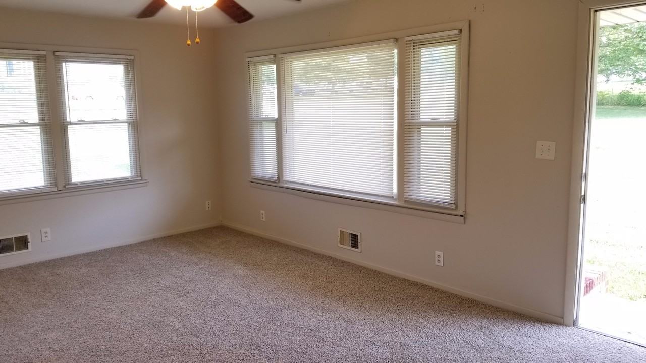 6838 N Charlotte St - Photo 3 of 17