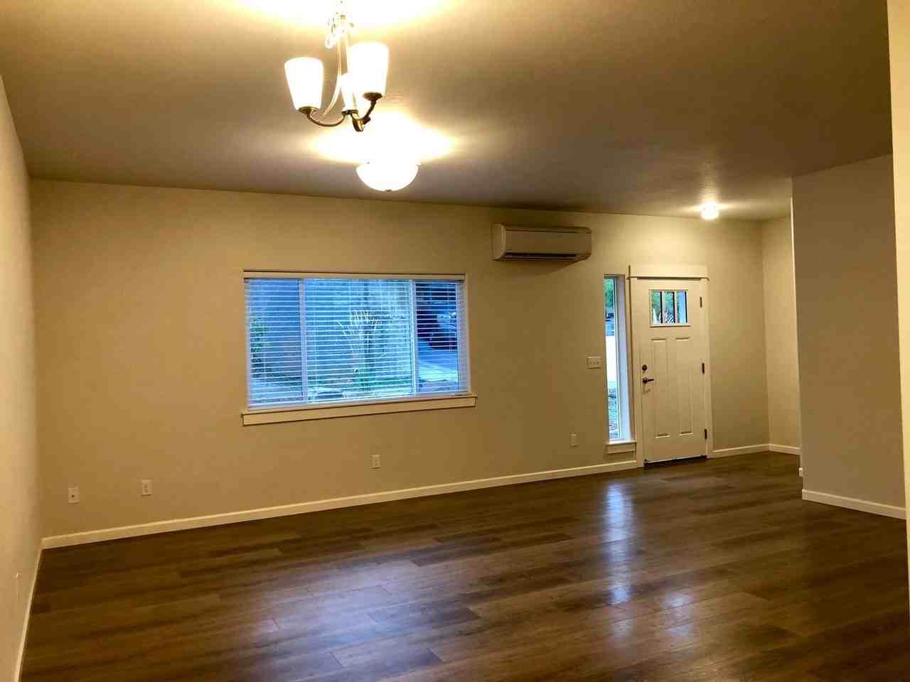 J719 - Photo 2 of 13