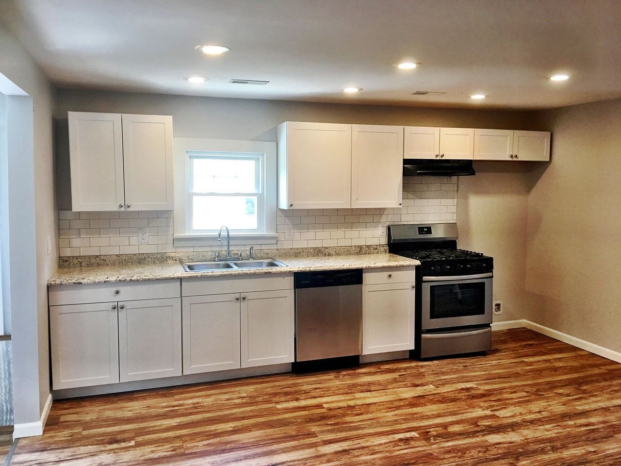 5137 Lakeview Dr - Photo 3 of 14