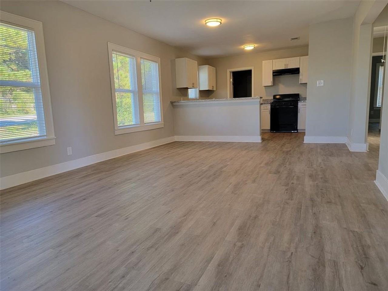 801 S Travis Ave - Photo 3 of 11