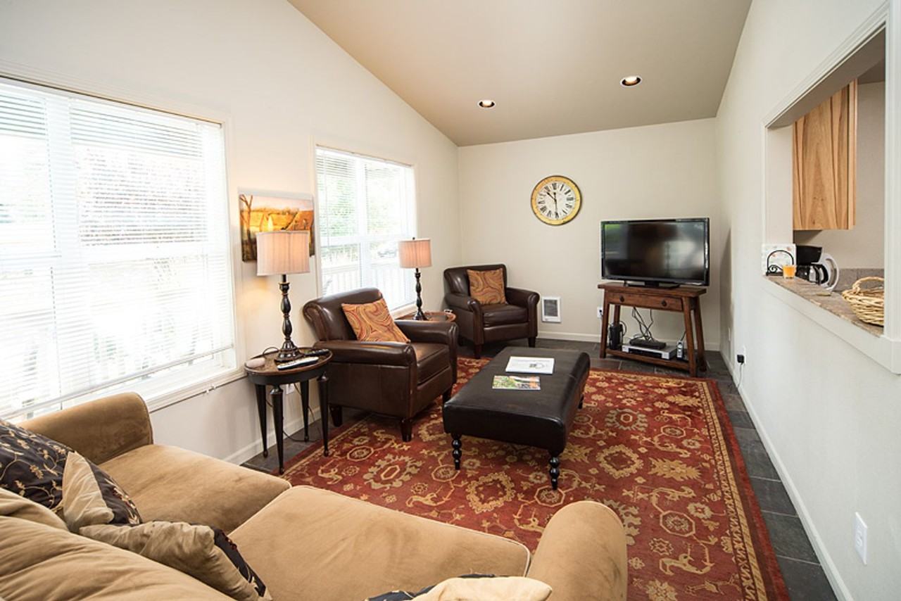 139 Se Heyburn St - Photo 5 of 15