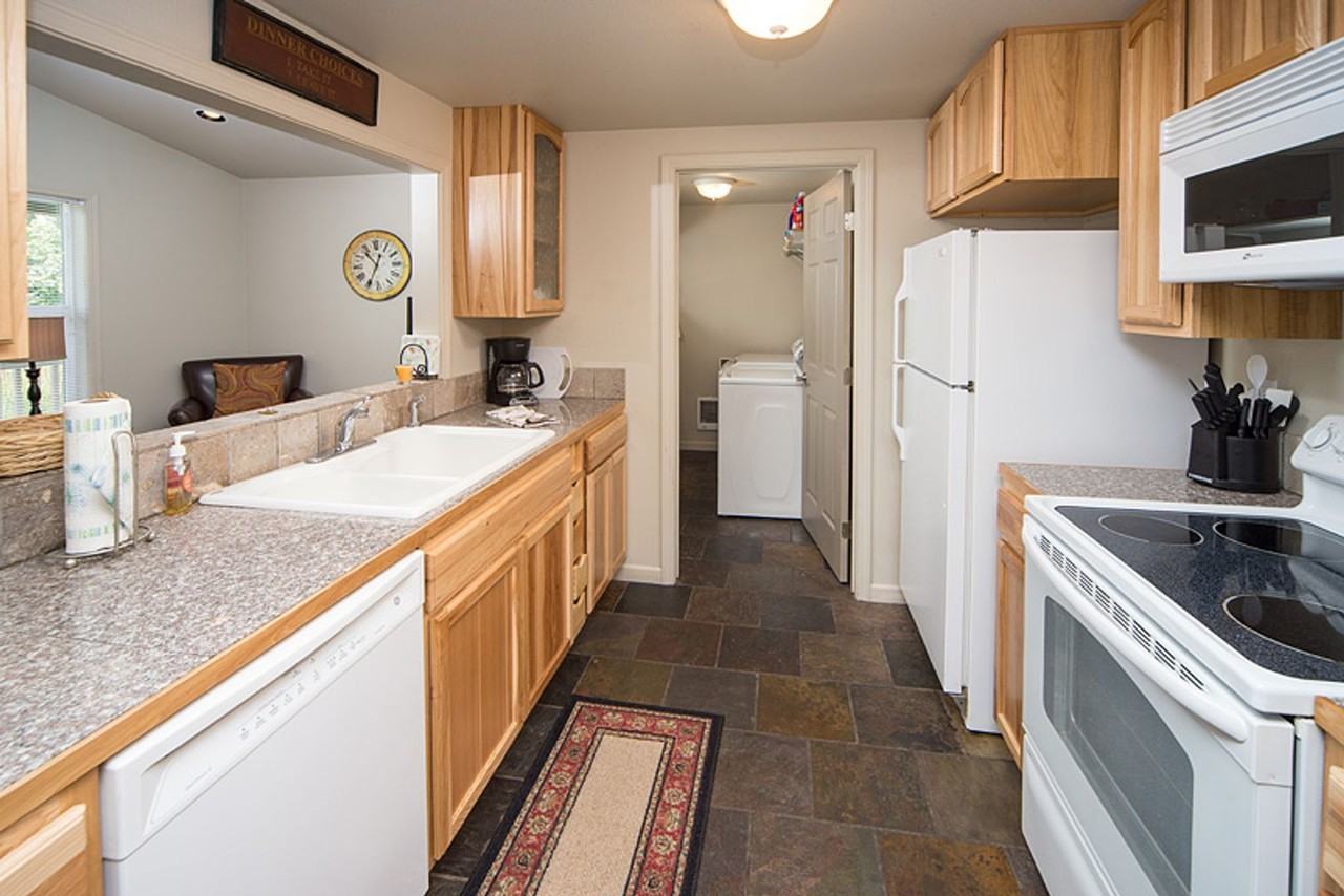 139 Se Heyburn St - Photo 7 of 15