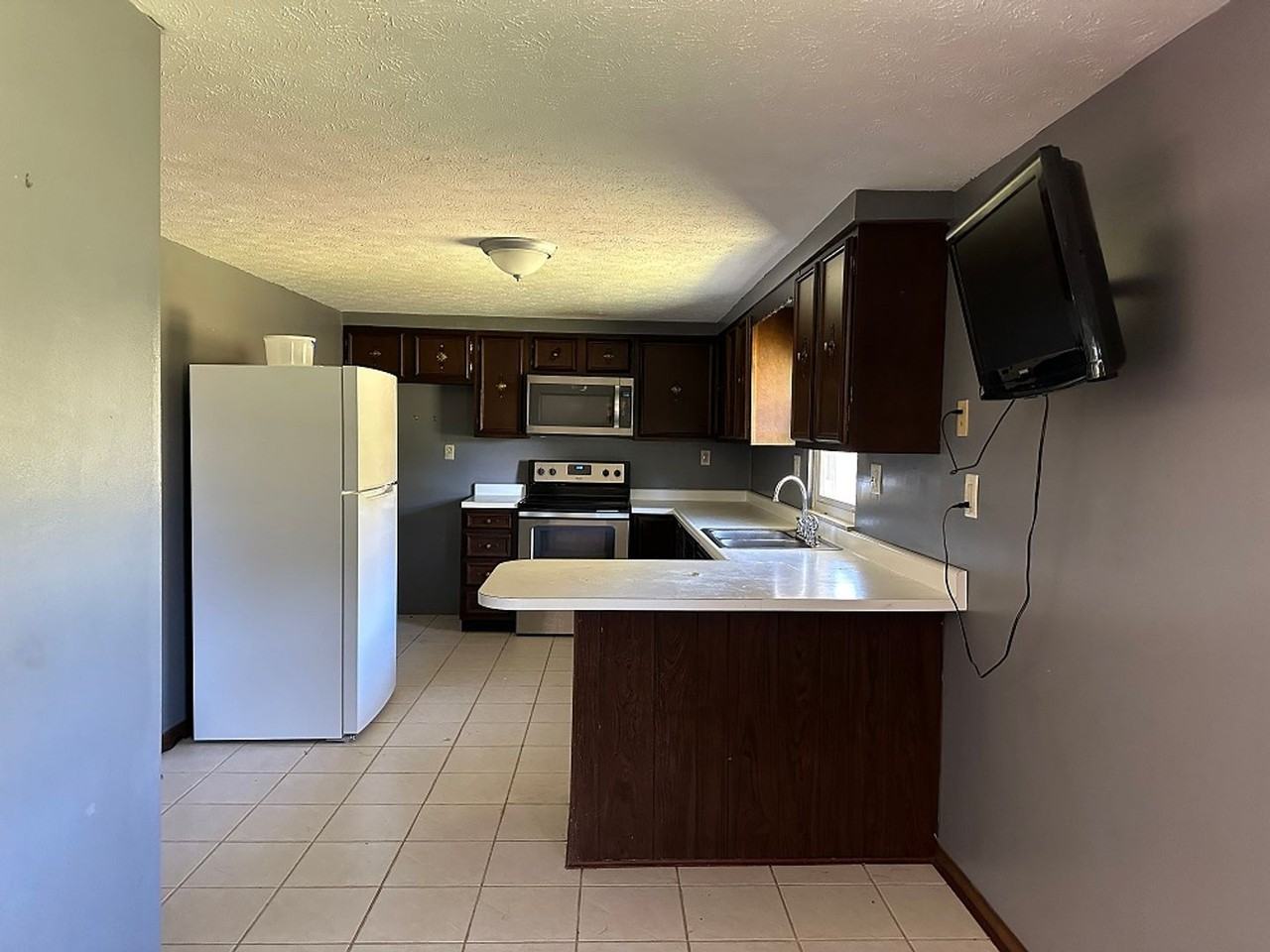 1011 Turkey Foot Rd - Photo 3 of 9