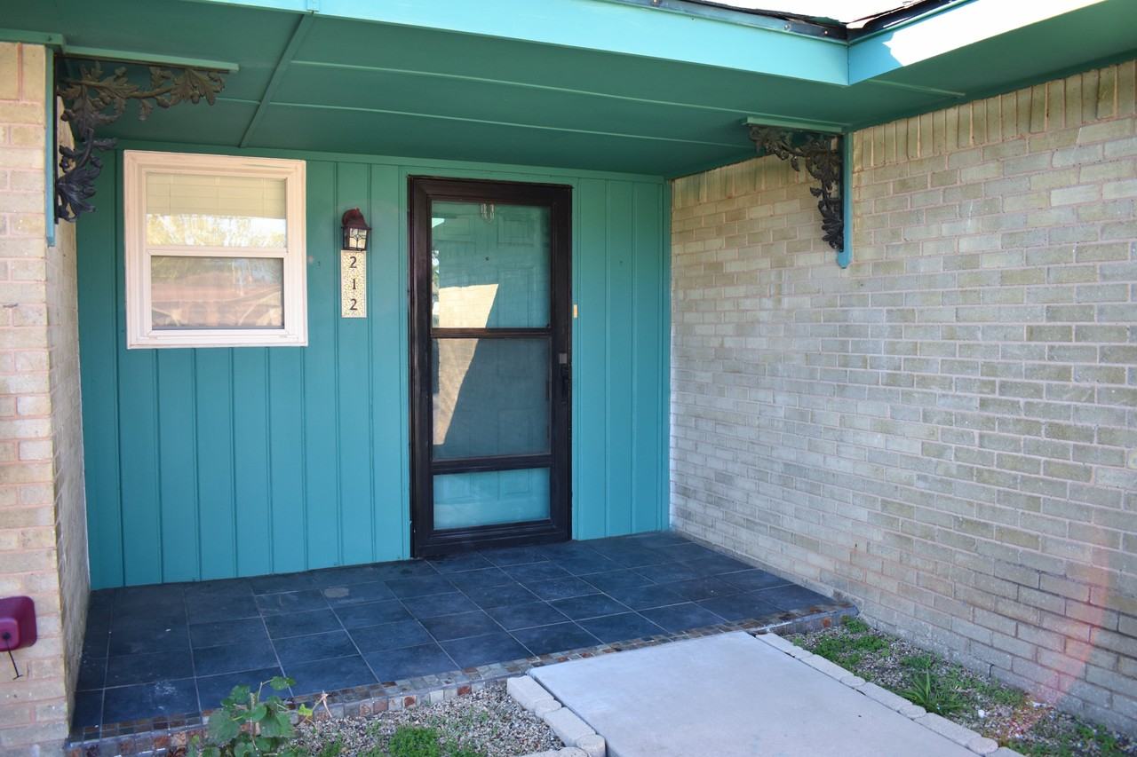 212 Se Surrey Pl #NA - Photo 2 of 18