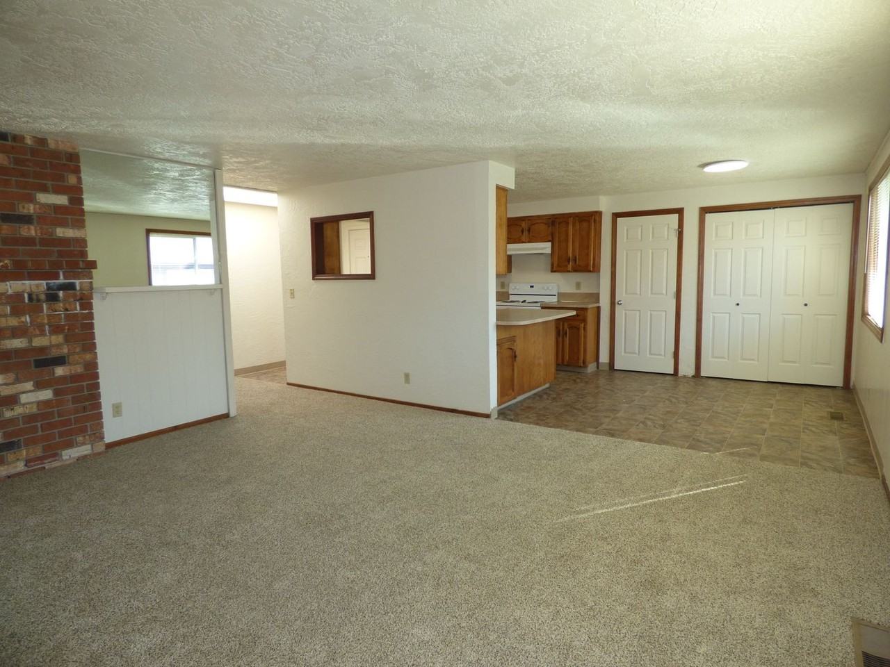2081 Elmwood Dr S - Photo 5 of 15