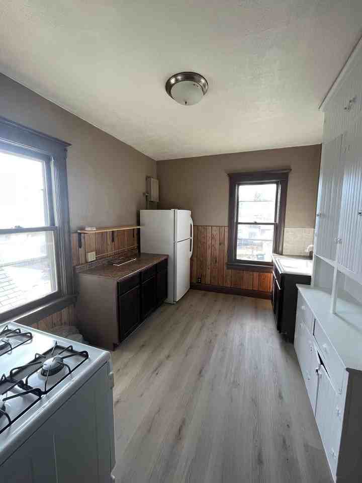 854 S 21st St Uppr - Photo 3 of 8