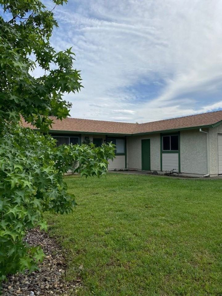 693 Brookridge Dr - Photo 2 of 10