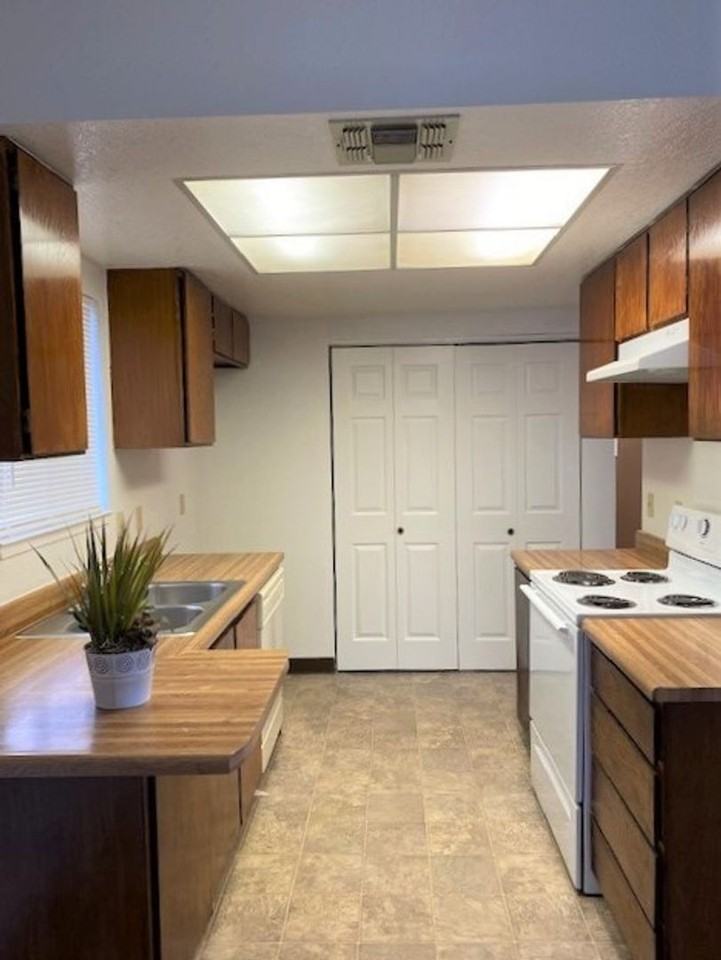 693 Brookridge Dr - Photo 3 of 10