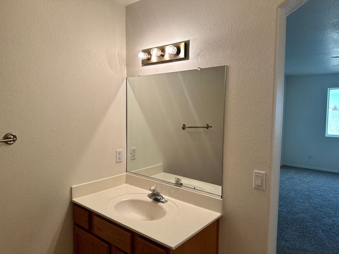 2940 Aladdin Dr - Photo 2 of 21