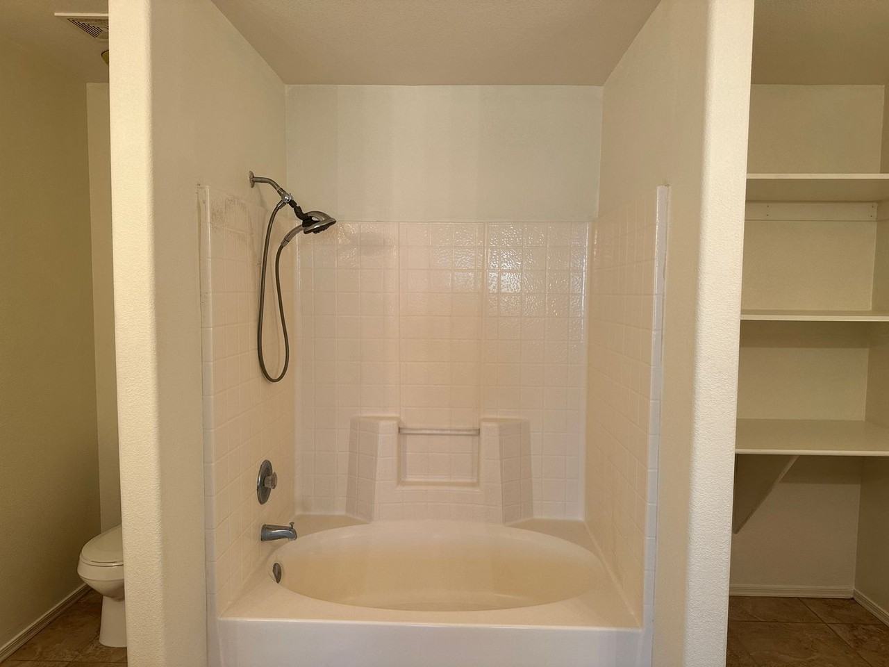 2940 Aladdin Dr - Photo 3 of 21