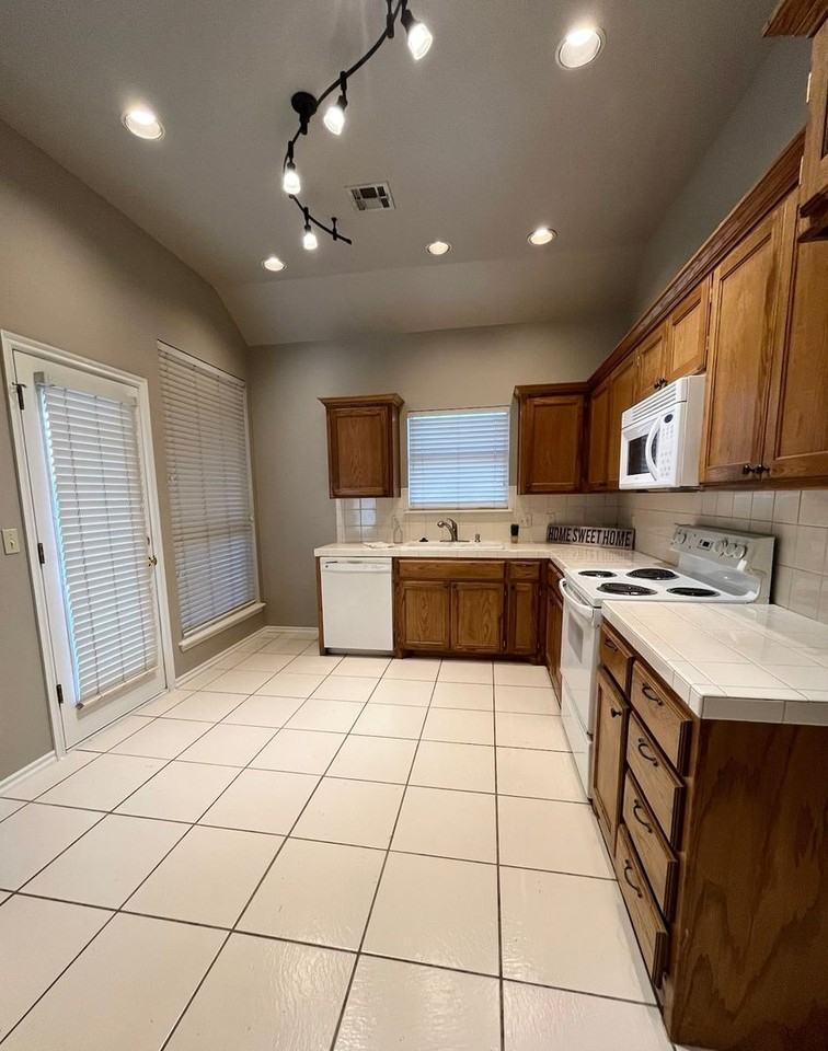 10517 Nw 45th St - Photo 6 of 22