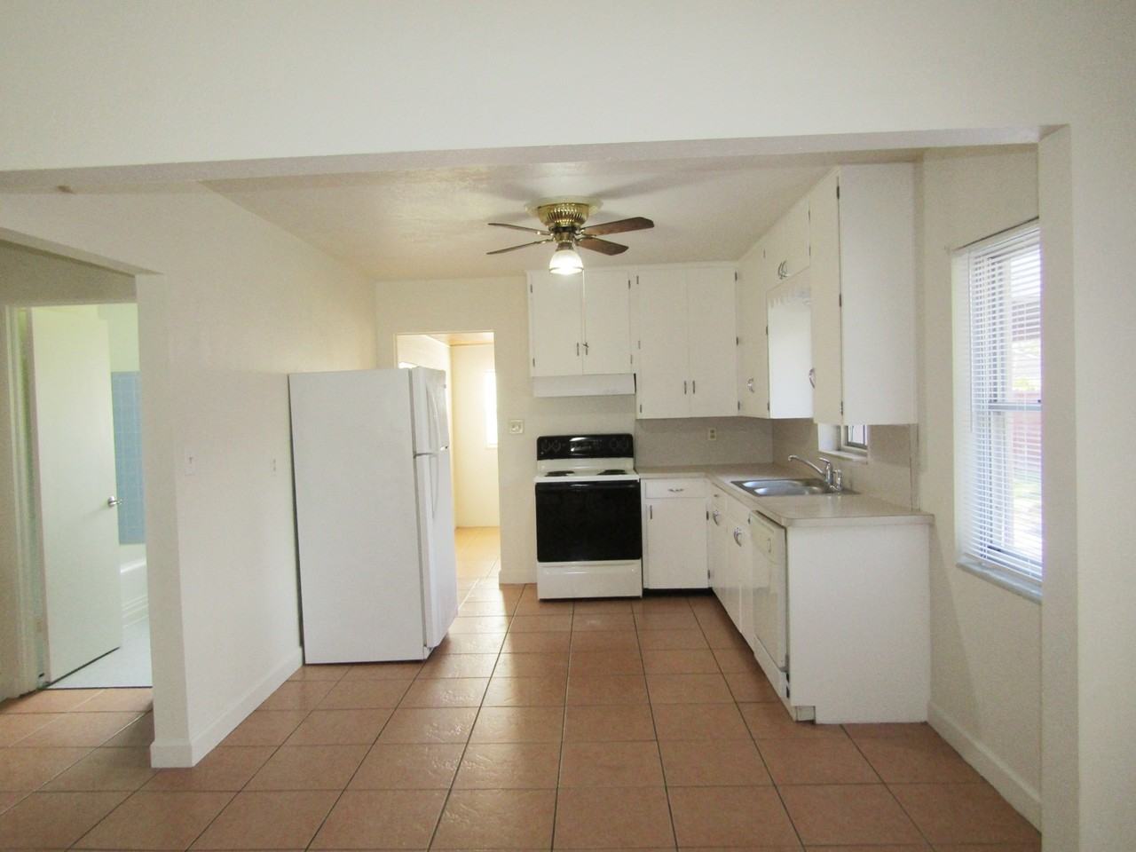 606 Lorraine Cir - Photo 2 of 13